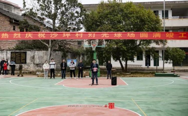 为了打村BA湖南郴州沙坪村村民自己建了一个灯光篮球场