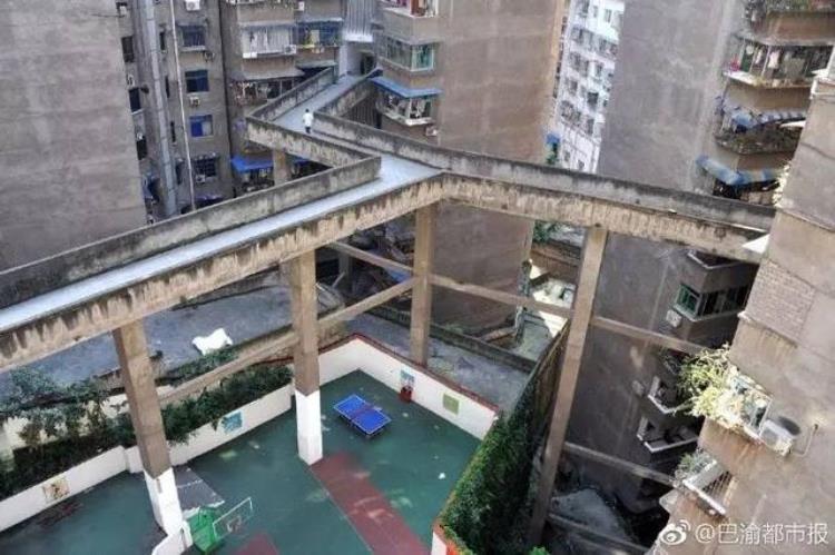 重庆涪陵篮球联赛「重庆涪陵区某小区很魔幻5楼是篮球场9楼是空中走廊」