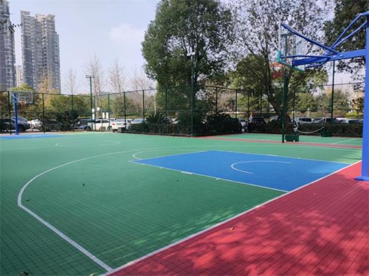 长沙岳麓区咸嘉湖街道为民办实事篮球场旧貌换新颜