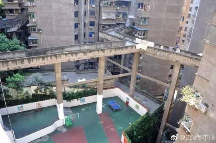 重庆涪陵篮球联赛「重庆涪陵区某小区很魔幻5楼是篮球场9楼是空中走廊」